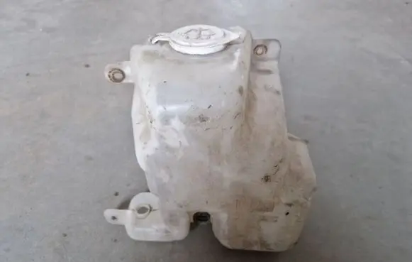 Mitsubishi L200 Windshield washer fluid reservoir/tank