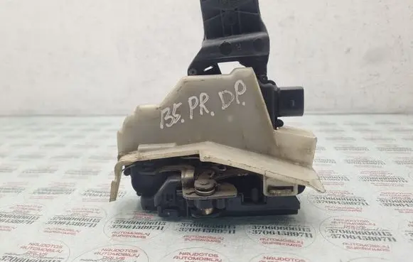 Volkswagen PASSAT B5 Front door lock 3B0837868