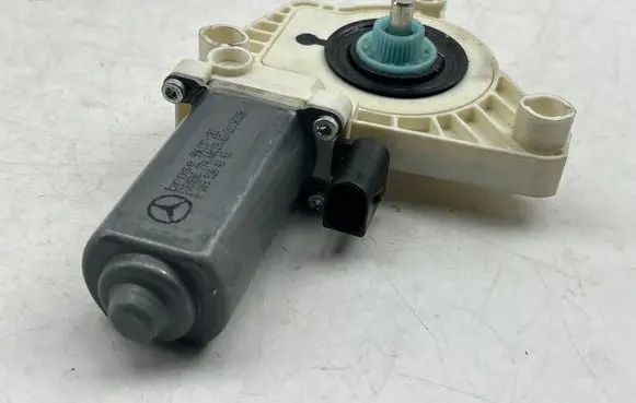 Mercedes-Benz A W169 Front door window regulator motor 996137102 A1698204242