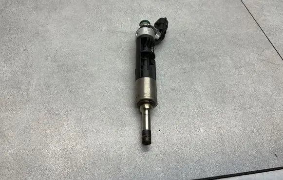 Opel Mokka B Fuel injector 9830304880
