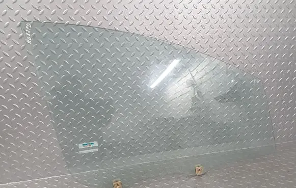 Mitsubishi Grandis Front door window glass four-door MN167532