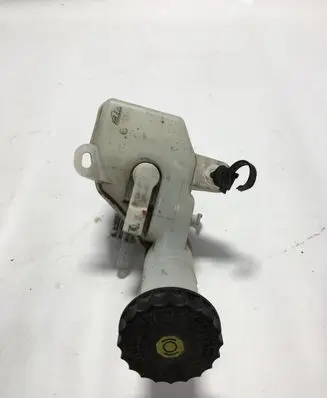 Mitsubishi Outlander Brake fluid reservoir 