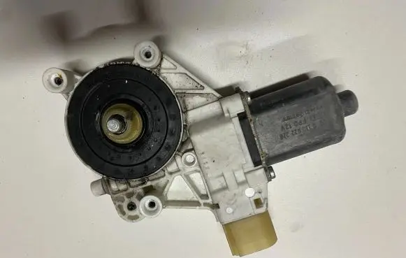BMW 1 E81 E87 Front door window regulator motor 0130822226
