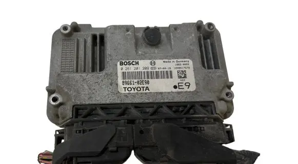 Toyota Auris 150 Engine control unit/module 8966102E90 1039S17579 0261201209