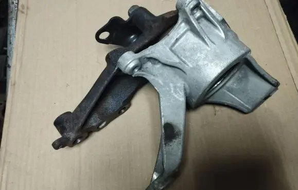 Honda Civic Engine mount bracket