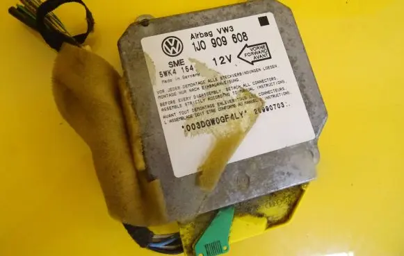 Volkswagen Golf III Airbag control unit/module 1J0909608