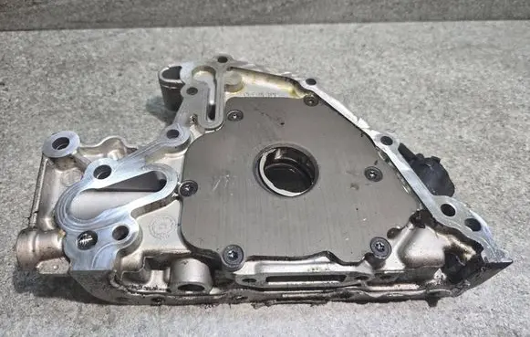 Volkswagen Golf VII Oil pump 05E115109