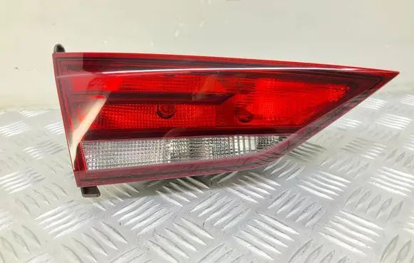 Tailgate rear/tail lights