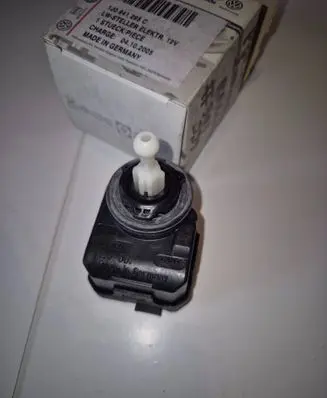 Volkswagen PASSAT B5 Headlight level adjustment motor 1J0941295C 04102005