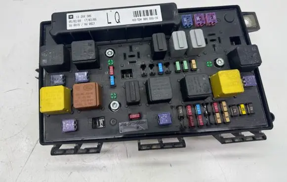 Opel Astra H Fuse module 13268306