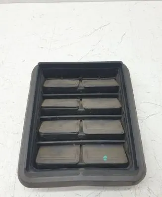 Quarter panel pressure vent