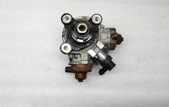 Volvo XC60 Fuel injection high pressure pump 31272896 0445010618