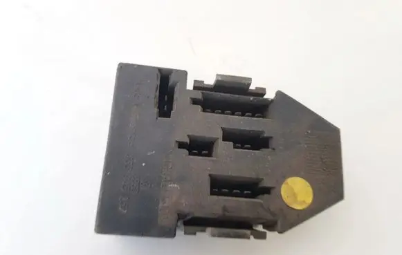 Volkswagen PASSAT B3 Tail light bulb cover holder 333945257