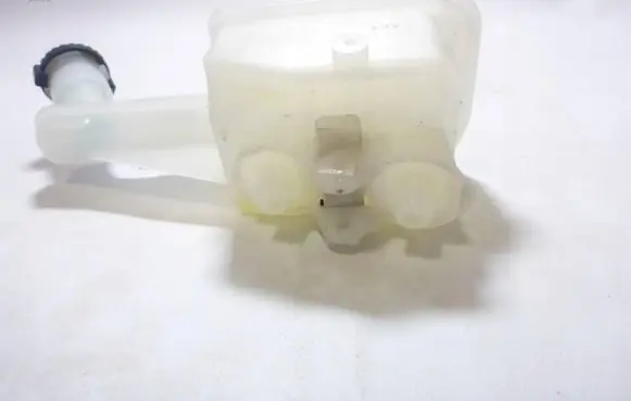 Nissan Note (E12) Brake fluid reservoir 