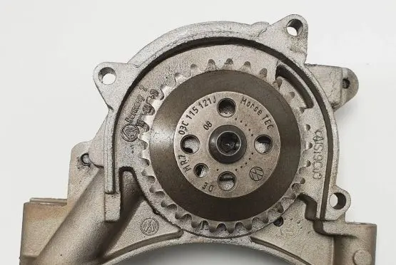 Volkswagen Golf VI Oil pump 03C115121J