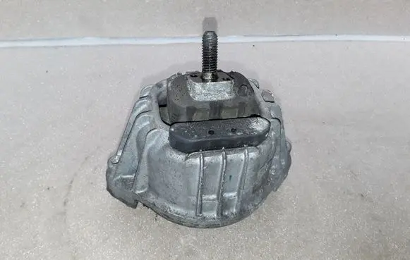 BMW 1 E81 E87 Engine mount bracket 139811