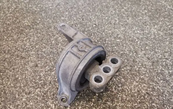 Opel Zafira A Engine mount bracket