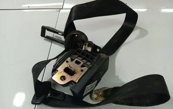 Volkswagen PASSAT B5.5 Front seatbelt 