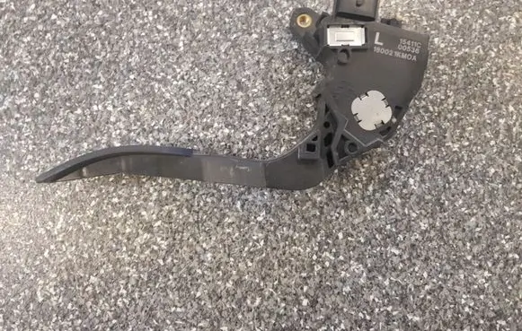 Nissan Juke I F15 Accelerator throttle pedal 180021KM0A