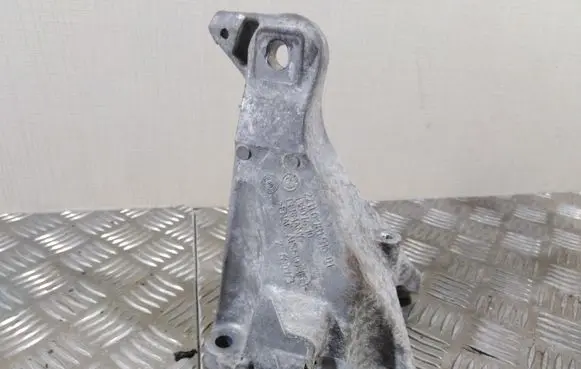 BMW 1 E81 E87 Engine mounting bracket 13807410