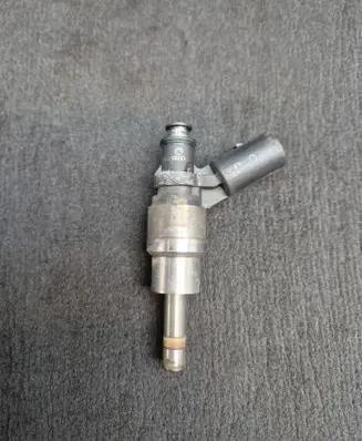 Audi A6 S6 C6 4F Fuel injector 06F906036A 06F906036G