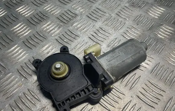 BMW 3 E46 Rear door window regulator motor 8362065 119352XXX
