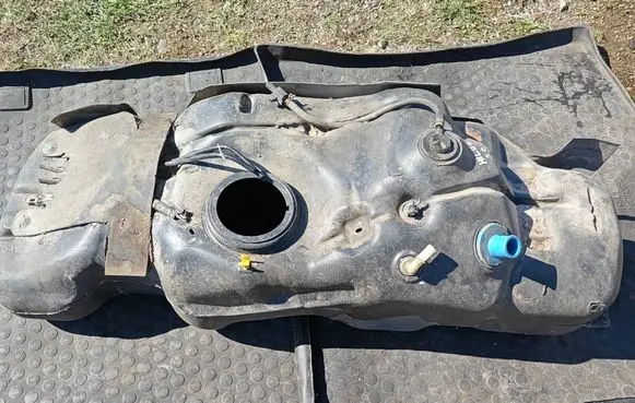 Toyota Hilux (AN10, AN20, AN30) Fuel tank 