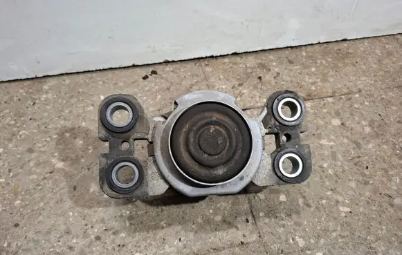 Volvo XC70 Engine mount bracket 6G927M121