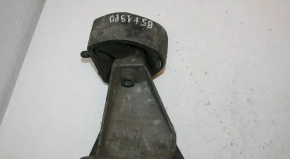 Volkswagen PASSAT B5.5 Engine mounting bracket 8D0399113AB