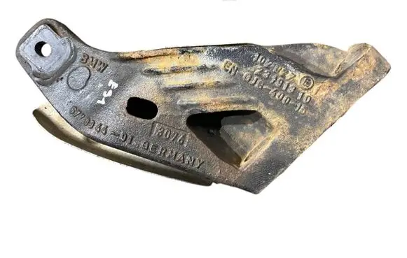 Engine mounting bracket
