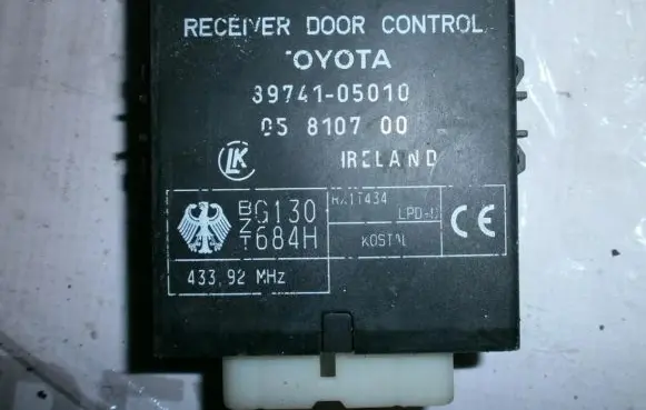 Toyota Avensis T220 Door control unit/module 3974105010 05810700