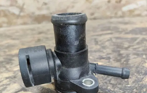 Volkswagen PASSAT B7 Engine coolant pipe/hose 06J121132G
