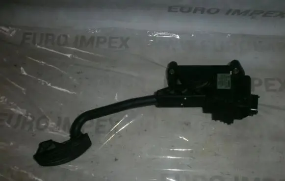 Accelerator throttle pedal