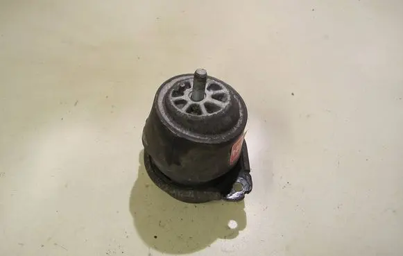 Volkswagen Touareg I Engine mount bracket 7L6199131 05022104
