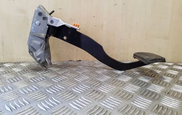 Mitsubishi Pajero Brake pedal