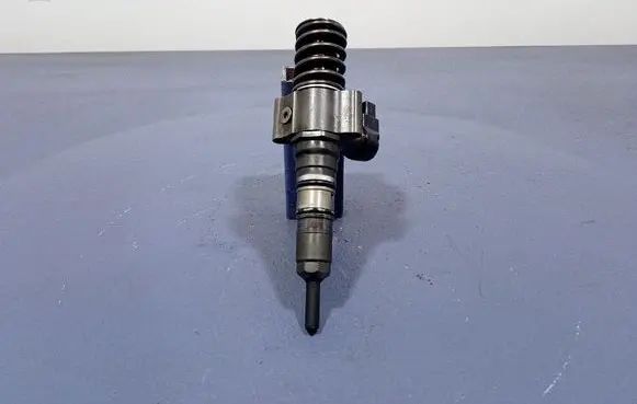 Volkswagen PASSAT B5.5 Fuel injector 03G130073S