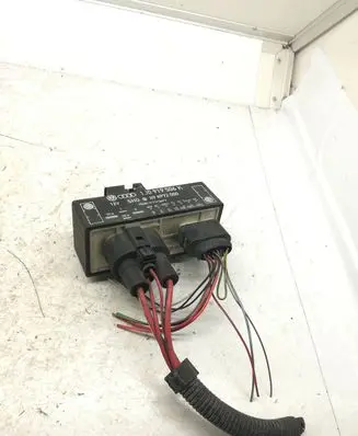 Volkswagen Golf IV Glow plug pre-heat relay 1J0919506K