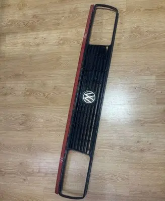 Volkswagen Jetta II Front bumper upper radiator grill 165853653 165853664B