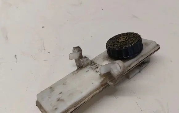 Brake fluid reservoir