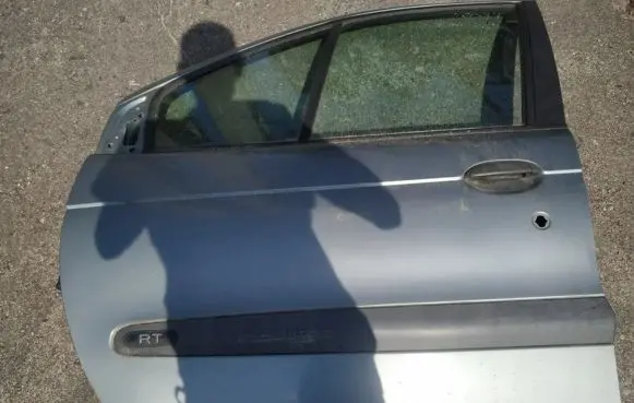 Renault Scenic I Front door pilkos