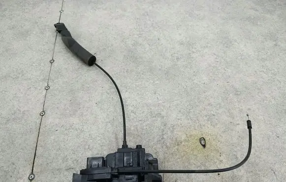 Renault Megane III Rear door lock 825030574R