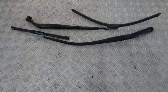 Hyundai i30 Front wiper blade arm