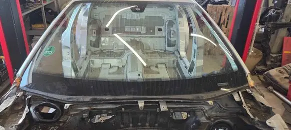 Maserati Quattroporte Front windscreen/windshield window 83744100