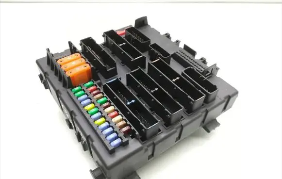 Opel Vectra C Fuse module 13205775