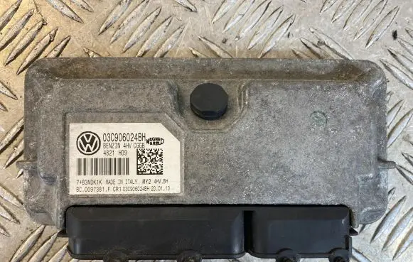 Volkswagen Polo V 6R Engine control unit/module 03C906024BH 0097381 B3BNDK1K