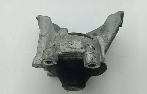 Honda CR-V Engine mount bracket