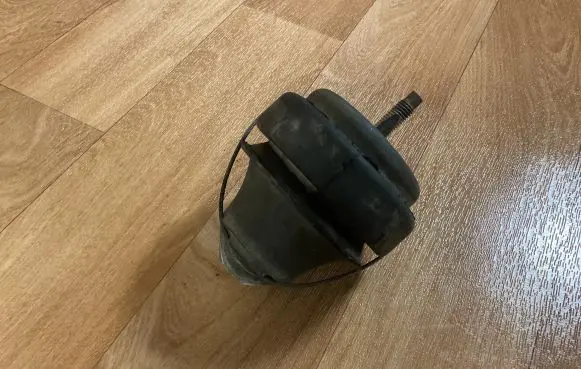 Volvo V70 Engine mount bracket 9485551