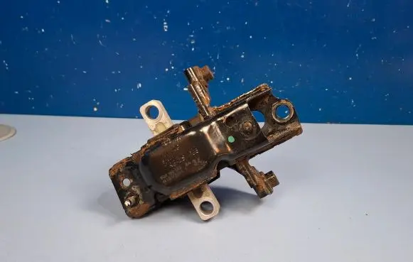 Skoda Fabia Mk2 (5J) Engine mount bracket 6Q0199555BA