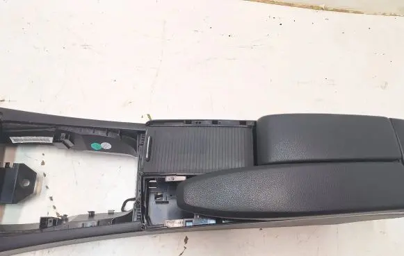 Mercedes-Benz C W204 Armrest A2046800150 0005031010
