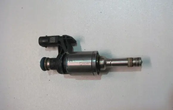 Skoda Rapid (120G, 130G, 135G) Fuel injector 04E906036E